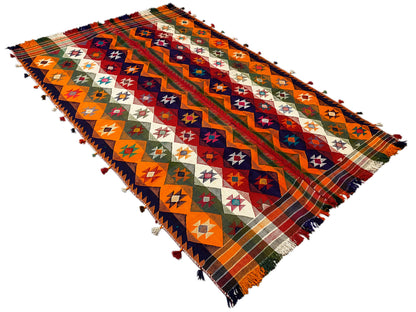 Wohnzimmer dekorativer Jajim Teppich bunt gewebt mit geometrischen Farben