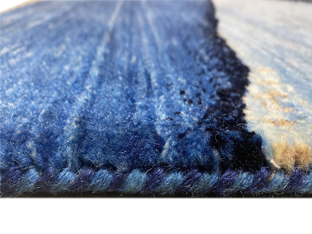 Gabbeh-Luri Teppich Detail der Florstruktur: blau mit dunkler Bordüre und beigem Randbereich.
