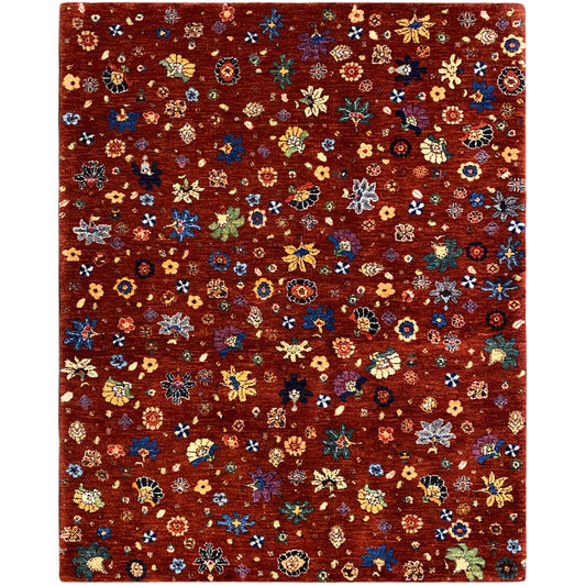 Teppich mit dunkel rötlich-braunem Grund und buntem Blumenmuster, rechteckig gesäumt.