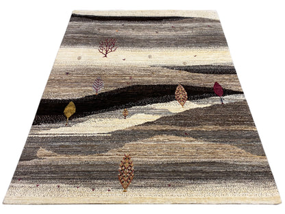 Teppich mit flächigem Streifenmuster und bunten Symbolen in Dunkelbraun und Creme