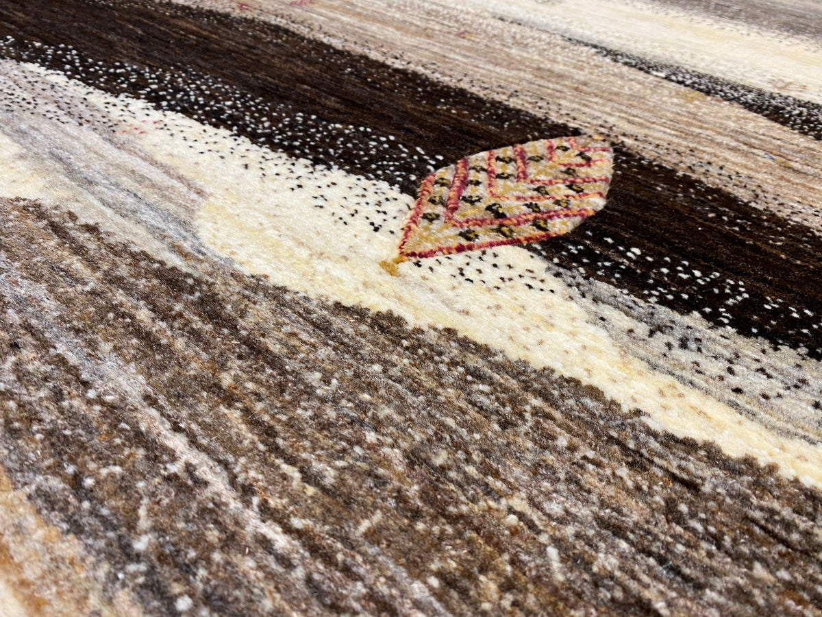 Detailansicht: strukturierte Teppichfaser mit gemusterten Motiven in Beige und Dunkel