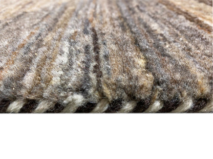 Teppichflor im Detail: dichte, mehrfarbige Fasern in Grau, Beige und Dunkelbraun
