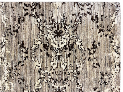 Nahaufnahme: hellbeiger Teppich mit schwarzen und grauen Flecken, vertikale Textur