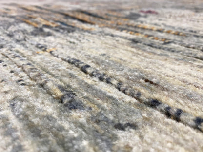 Gabbeh-Luri Teppich Close-up: hellgraue Struktur mit dunklen und goldenen Streifen