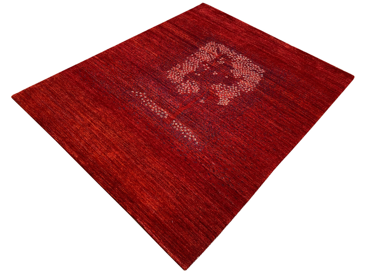 Roter Teppich mit diagonalem Blick, mittlerem Medaillon und feinem Punktmuster
