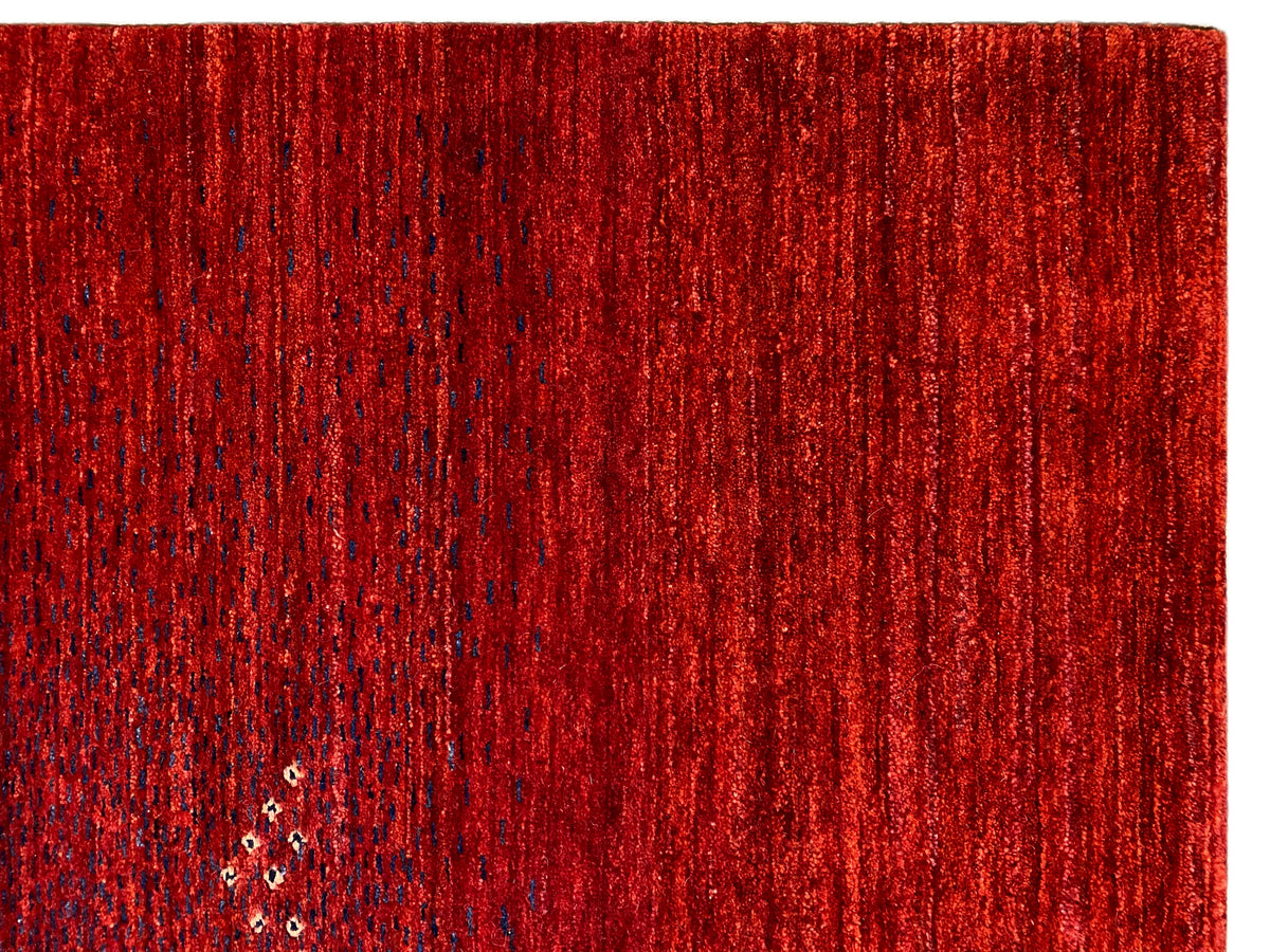 Roter Teppich Nahaufnahme: dichte Florstruktur mit kurzen Fasern und gleichmäßiger Oberfläche