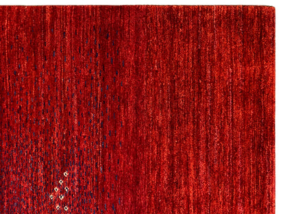 Roter Teppich Nahaufnahme: dichte Florstruktur mit kurzen Fasern und gleichmäßiger Oberfläche