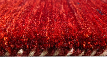 Roter Teppich Nahaufnahme vom Florrand mit dichtem Flor und sichtbarem Saum