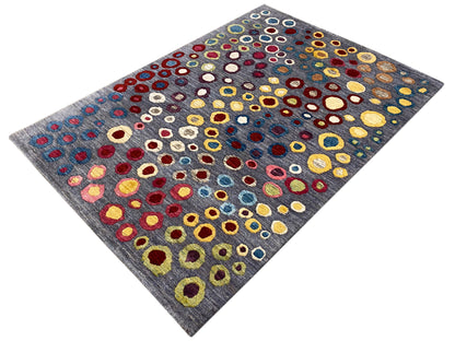 Gabbeh-Luri-Teppich in Diagonalansicht: grauer Fond mit bunten Kreis- und Ringmotiven