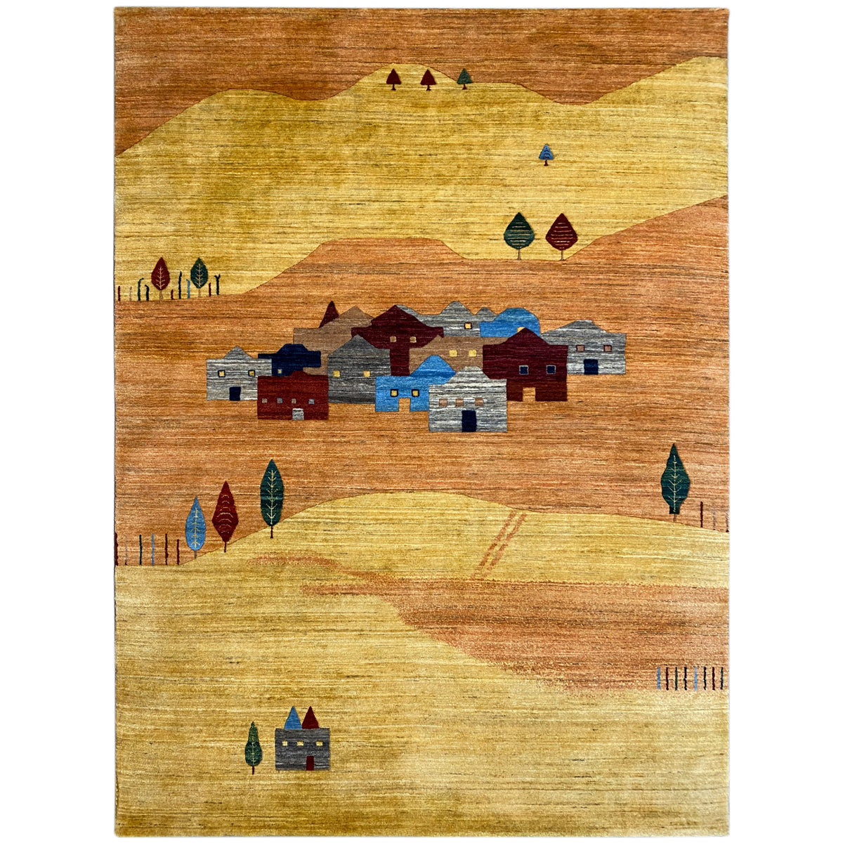 Teppich mit gelb-braunem Grund und farbigem Dorfmuster in Blau, Rot und Grün