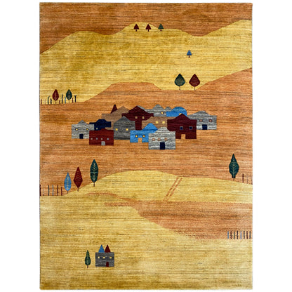 Teppich mit gelb-braunem Grund und farbigem Dorfmuster in Blau, Rot und Grün