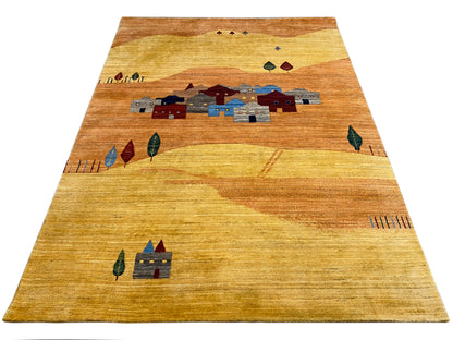 Teppich mit Bordüre oben und zentralem Dorfmotiv in Blau- und Rottönen