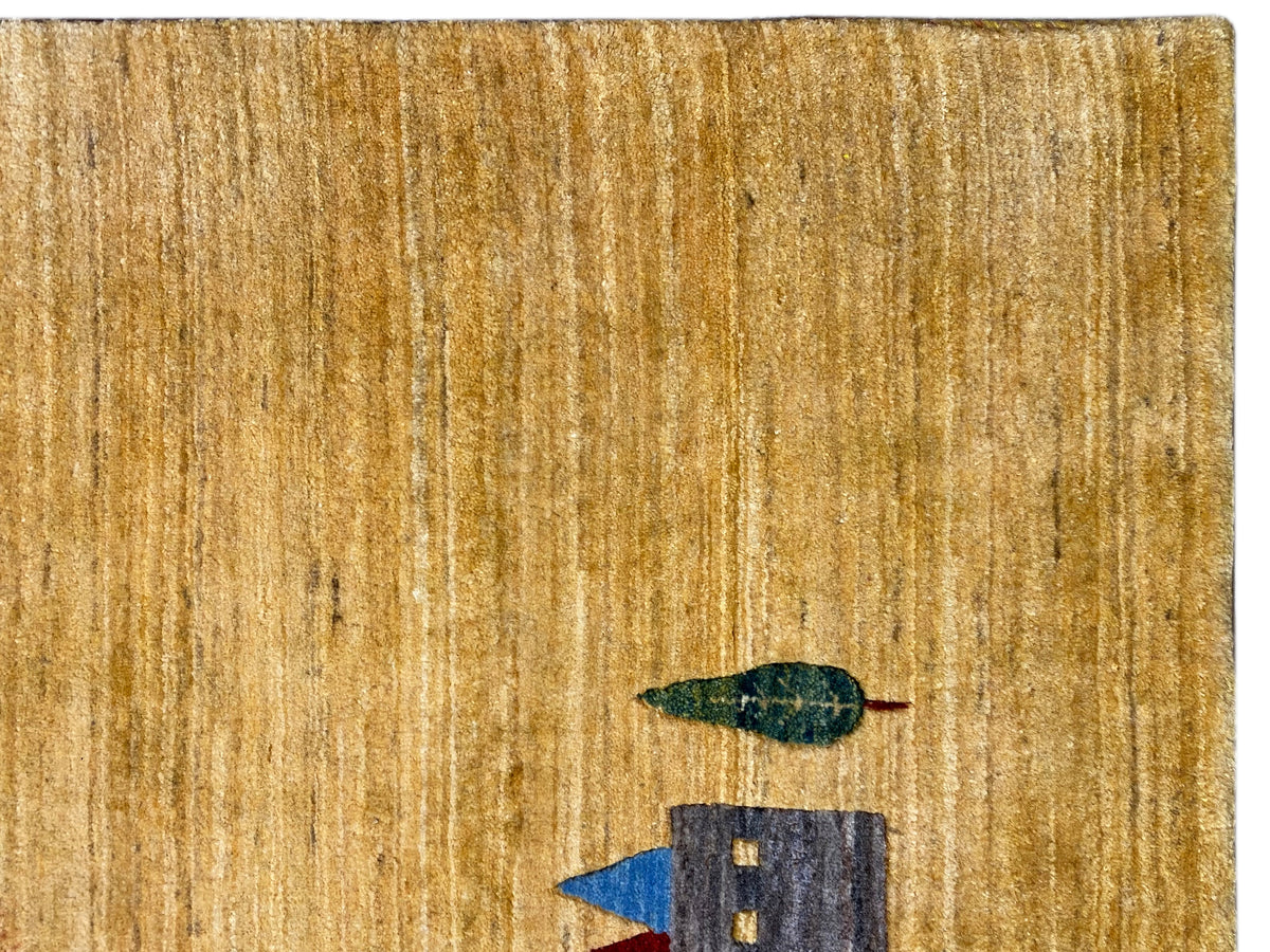 Teppichgewebe mit goldgelber Floroberfläche und eingewobenem Blau-Grün-Motiv