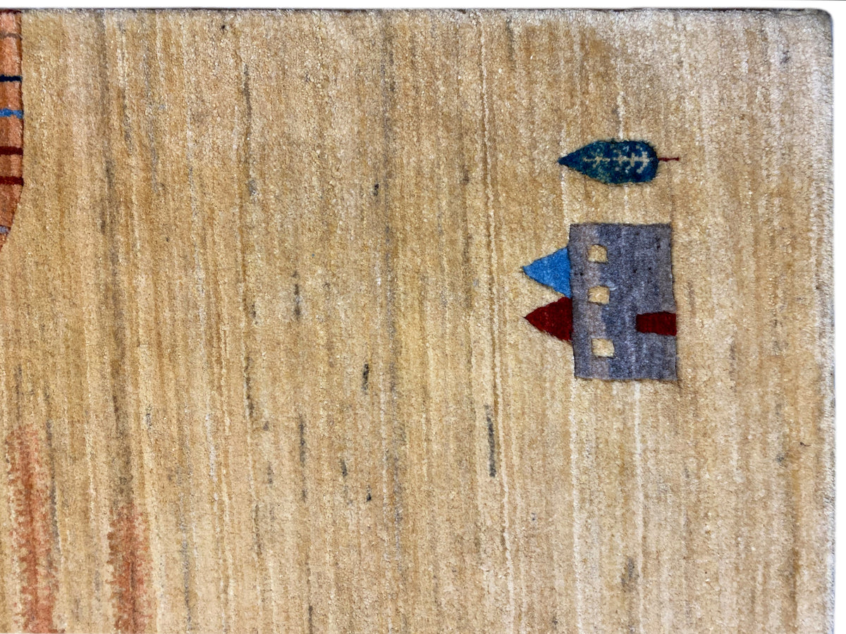 Gabbeh-Luri-Teppich Detail: kurzer Flor in Hellbraun mit blauem Element und rotem Akzent