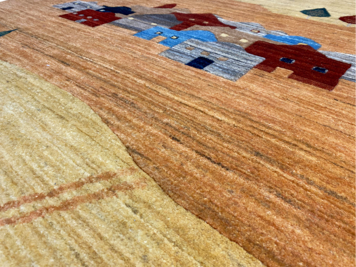 Gabbeh-Luri-Teppich Detail mit rustikalen Linien und bunten Häusermotiven in Braun und Blau