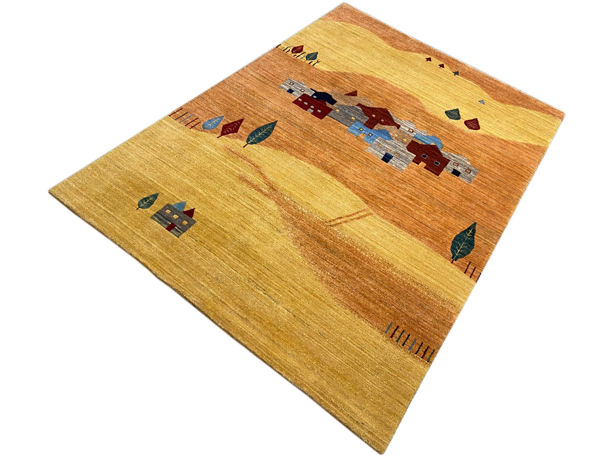 Teppich mit Häusern und Pflanzenmotiven in Gelb, Braun, Blau, Rot