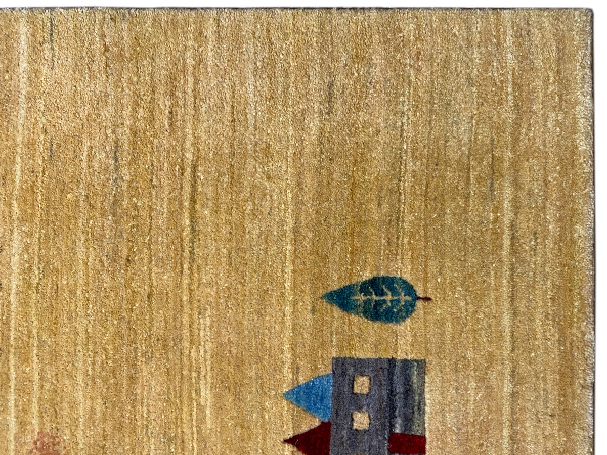 Teppichoberfläche in Goldgelb mit kurzem Flor und kleinem Hausmotiv in Blau