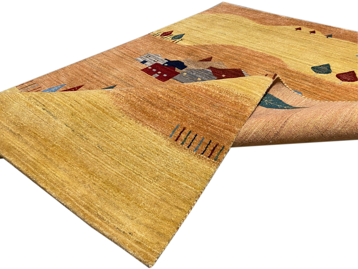 Teppich mit Häusern und abstrakten Formen, Gelb-Braun mit Blau- und Rottönen