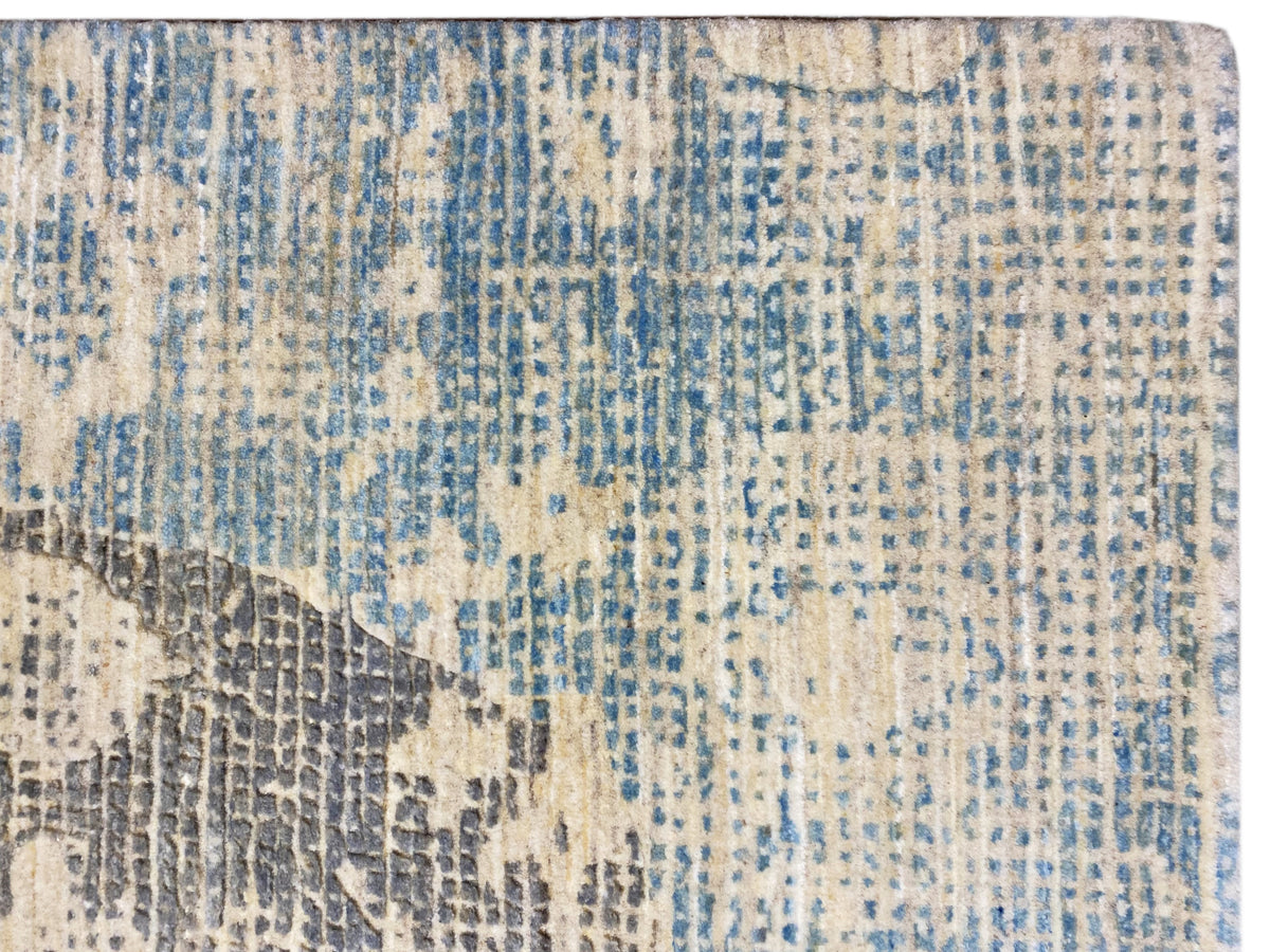 Teppichdetail mit kurzen Florstrukturen in Blau, Hellbeige und Grau