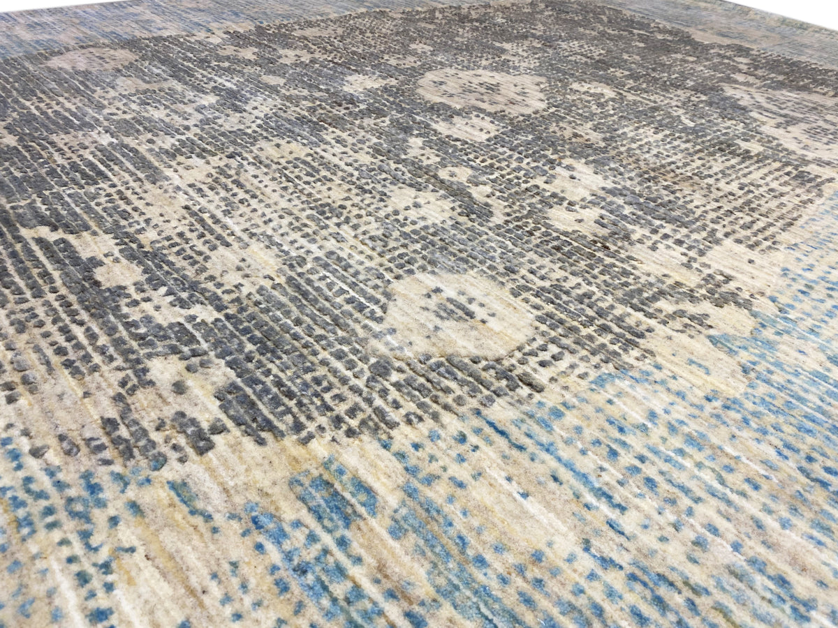 Nahaufnahme der Teppichoberfläche mit blau-grauen Linien und Flecken