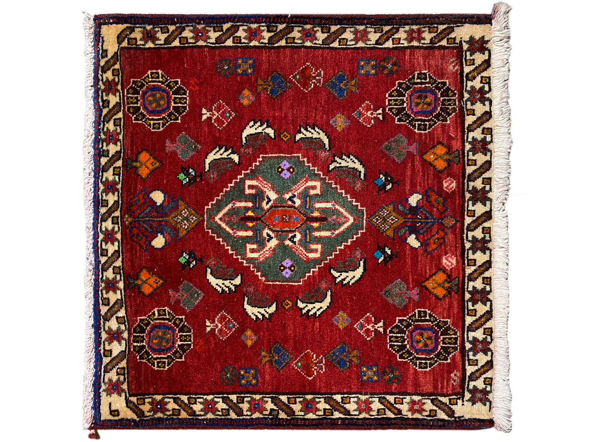 Tappeto Poshti 58x57 cm, motivo ornamentale vintage rosso con bordo decorativo e frange