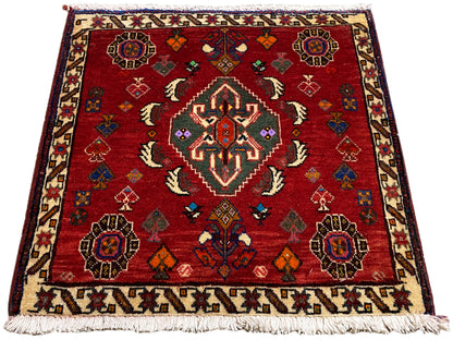 Tappeto Poshti 58x57 cm, tappeto rosso con motivo a medaglione e accenti multicolore
