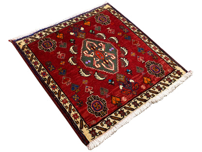 Tappeto Poshti 58x57 cm, tappeto rosso con fiori stilizzati, bordo decorativo e frange