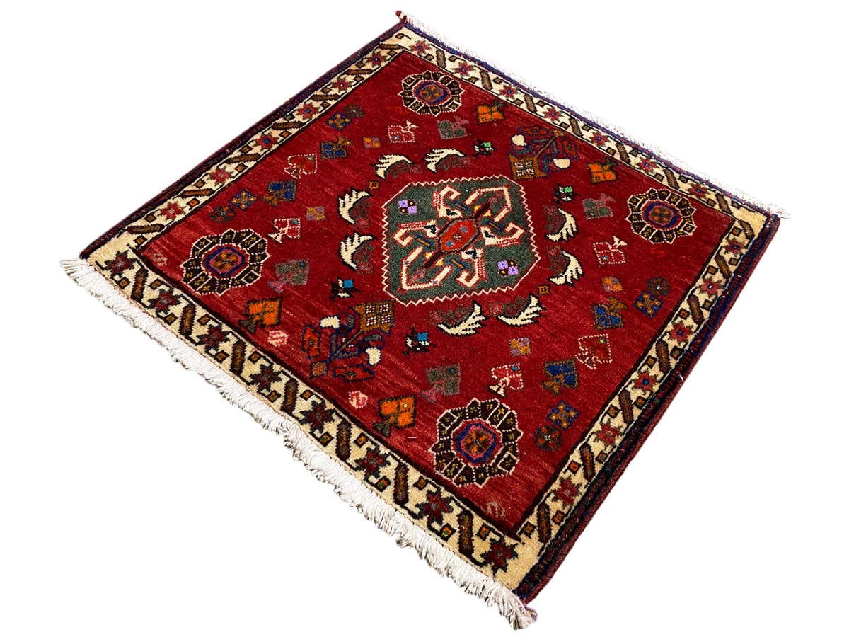 Tappeto Poshti 58x57 cm, tappeto rosso con medaglione centrale e ornamenti variopinti