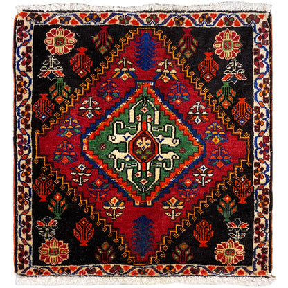 Tappeto Poshti 56x56 cm con fondo nero, ornamenti colorati e frange decorative
