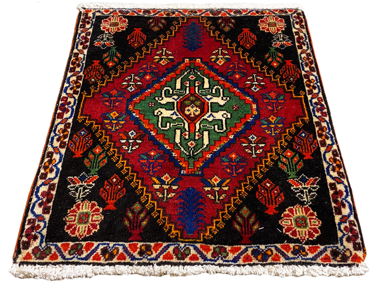 Tappeto Poshti 56x56 cm visto dall’alto, sfondo nero con motivo a bordo rosso