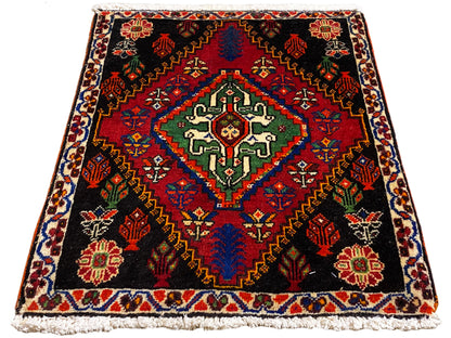 Tappeto Poshti 56x56 cm visto dall’alto, sfondo nero con motivo a bordo rosso