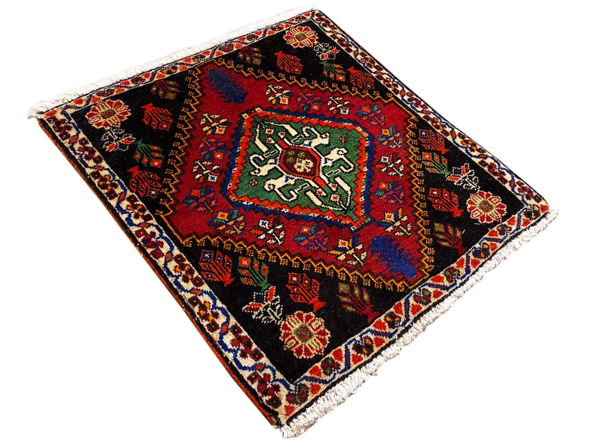 Tappeto Poshti 56x56 cm, posato in diagonale, motivi geometrici in rosso, verde e blu