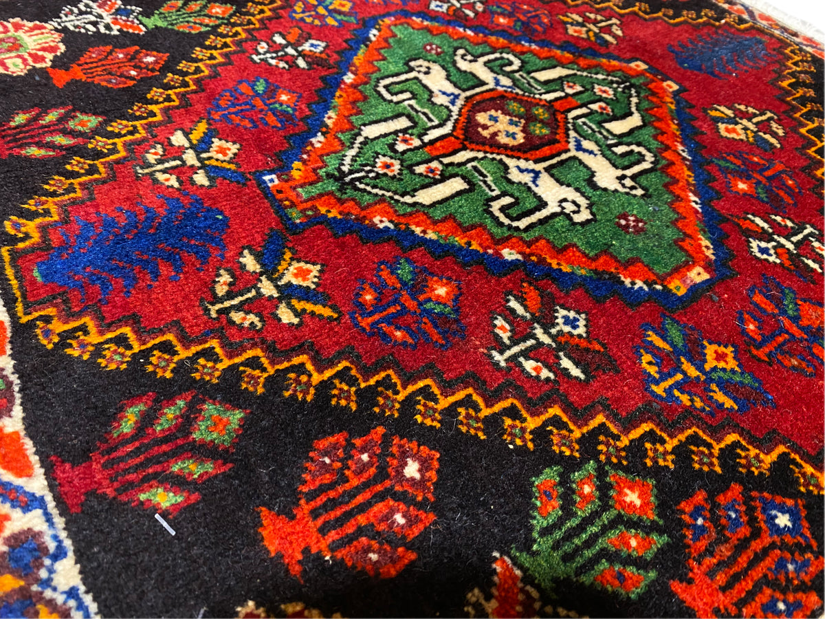 Tappeto Poshti 56x56 cm, dettaglio ravvicinato del campo centrale con ornamenti verdi e rossi