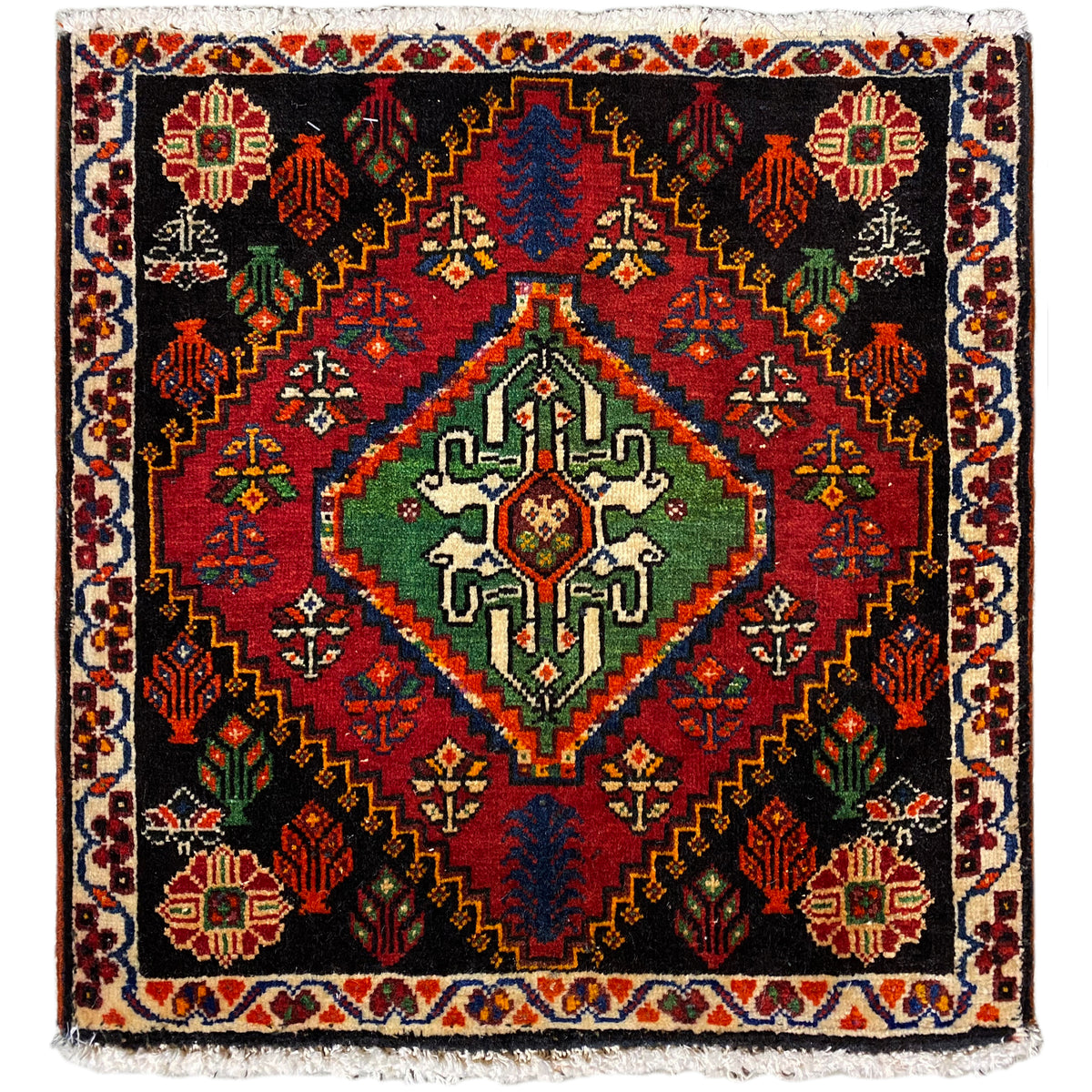Tappeto Poshti, quadrato: tappeto tessuto nero con motivo decorativo rosso, verde e blu