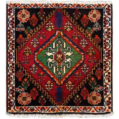 Tappeto Poshti, quadrato: tappeto tessuto nero con motivo decorativo rosso, verde e blu