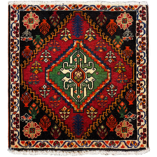 Tappeto Poshti, quadrato: tappeto tessuto nero con motivo decorativo rosso, verde e blu