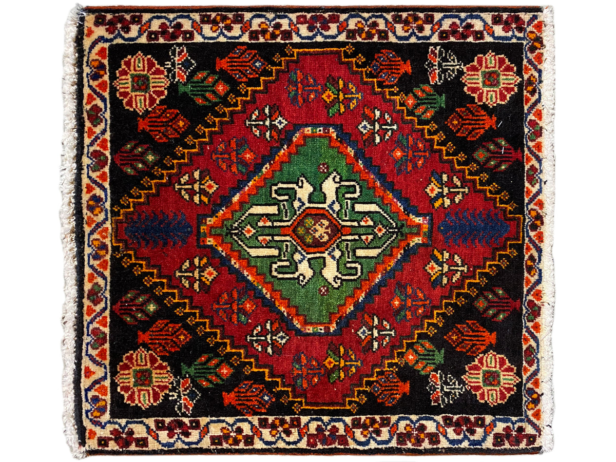 Tappeto Poshti quadrato con fondo nero, medaglione rosso/verde/blu e bordura