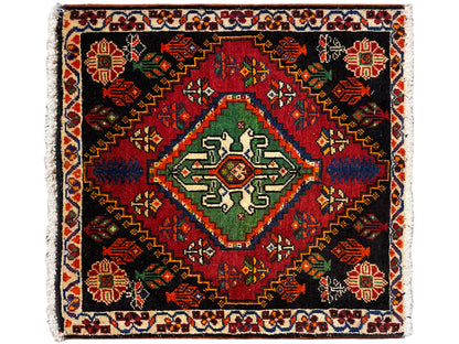 Tappeto Poshti quadrato con fondo nero, medaglione rosso/verde/blu e bordura