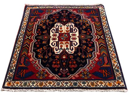 Tappeto Poshti rettangolare con sfondo blu e motivo ornamentale simmetrico