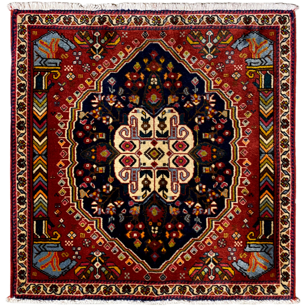 Tappeto Poshti con fondo rosso, motivo a ottagoni blu scuro e bordo bianco