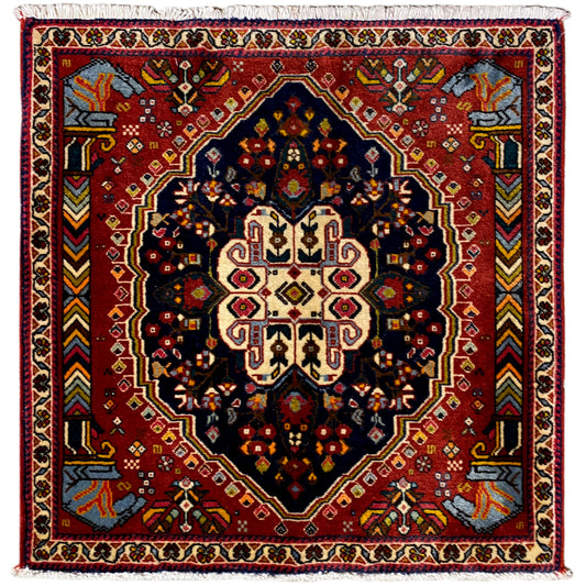 Tappeto Poshti con fondo rosso, motivo a ottagoni blu scuro e bordo bianco
