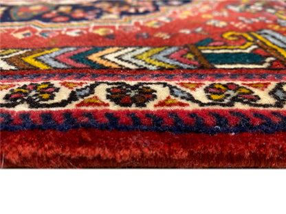 Dettaglio dell'orlo del tappeto Poshti con frange rosse e blu e motivi intrecciati