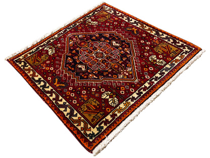 Tappeto Poshti 60x60 cm, motivo a bordo rosso con medaglione centrale scuro e frange