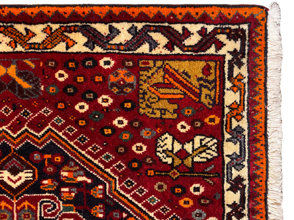 Tappeto Poshti 60x60 cm, vista dettagliata: fascia decorata rosso-beige e frange