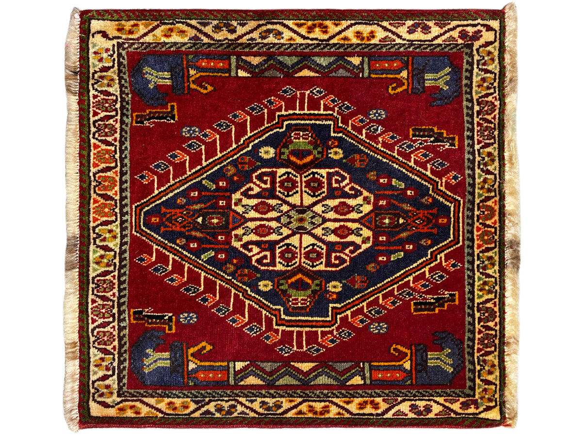 Tappeto poshti (59×61 cm) quadrato con motivo ornamentale rosso e frange chiare