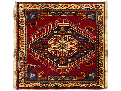 Tappeto poshti (59×61 cm) quadrato con motivo ornamentale rosso e frange chiare