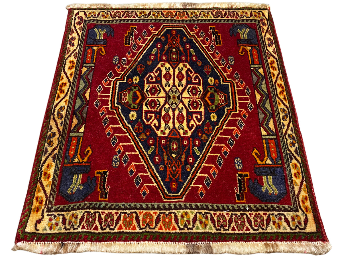 Tappeto Poshti (59×61 cm) rosso con medaglione centrale, bordura decorativa e frange