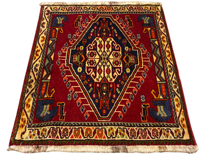 Tappeto Poshti (59×61 cm) rosso con medaglione centrale, bordura decorativa e frange