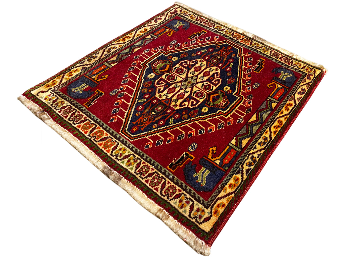 Tappeto Poshti (59×61 cm) quadrato, motivo rosso con bordi scuri e frange