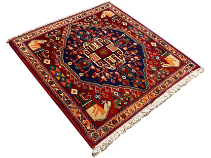 Tappeto Poshti 64x64 cm, quadrato, diagonale, con motivo a bordura rosso e centro blu scuro